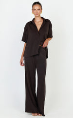 Robyn Shirt - Button Front Short Sleeve Shirt in Chocolate